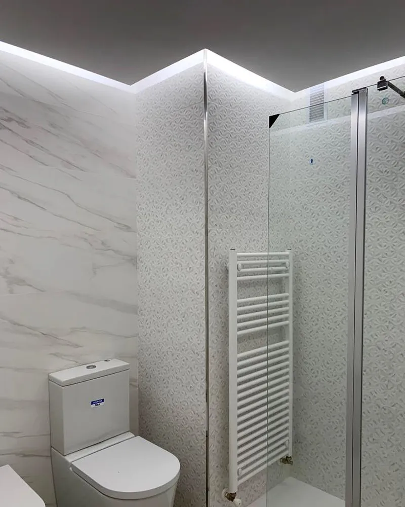 Bathroom with large-format tiling