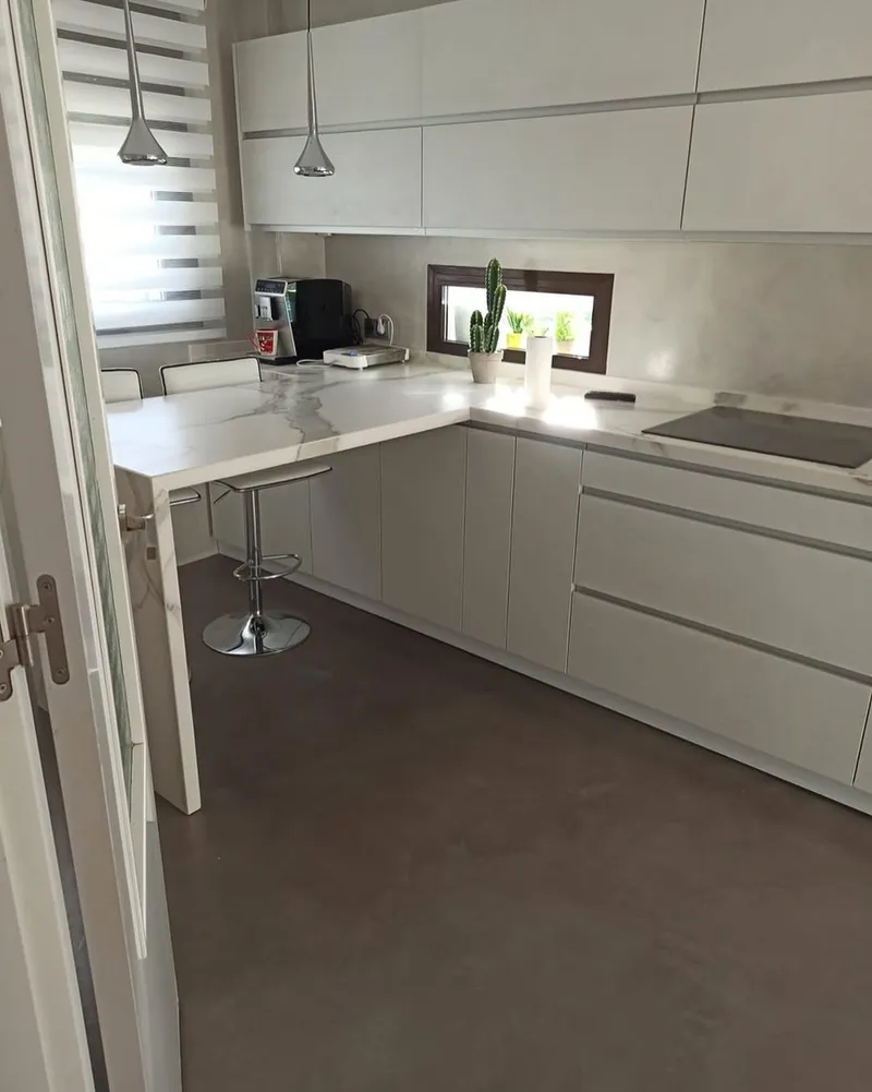 Cocina con microcemento y encimera de cuarzo